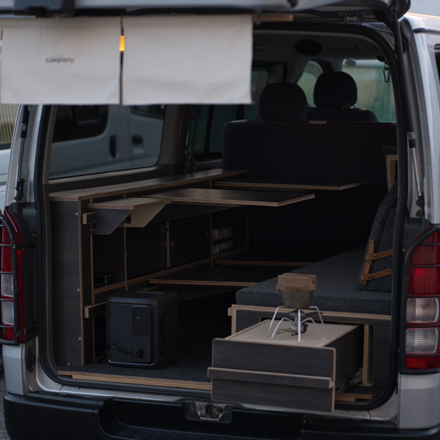 syftet IN｜ハイエース 内装キット 完成品 ブラック｜suwaneru