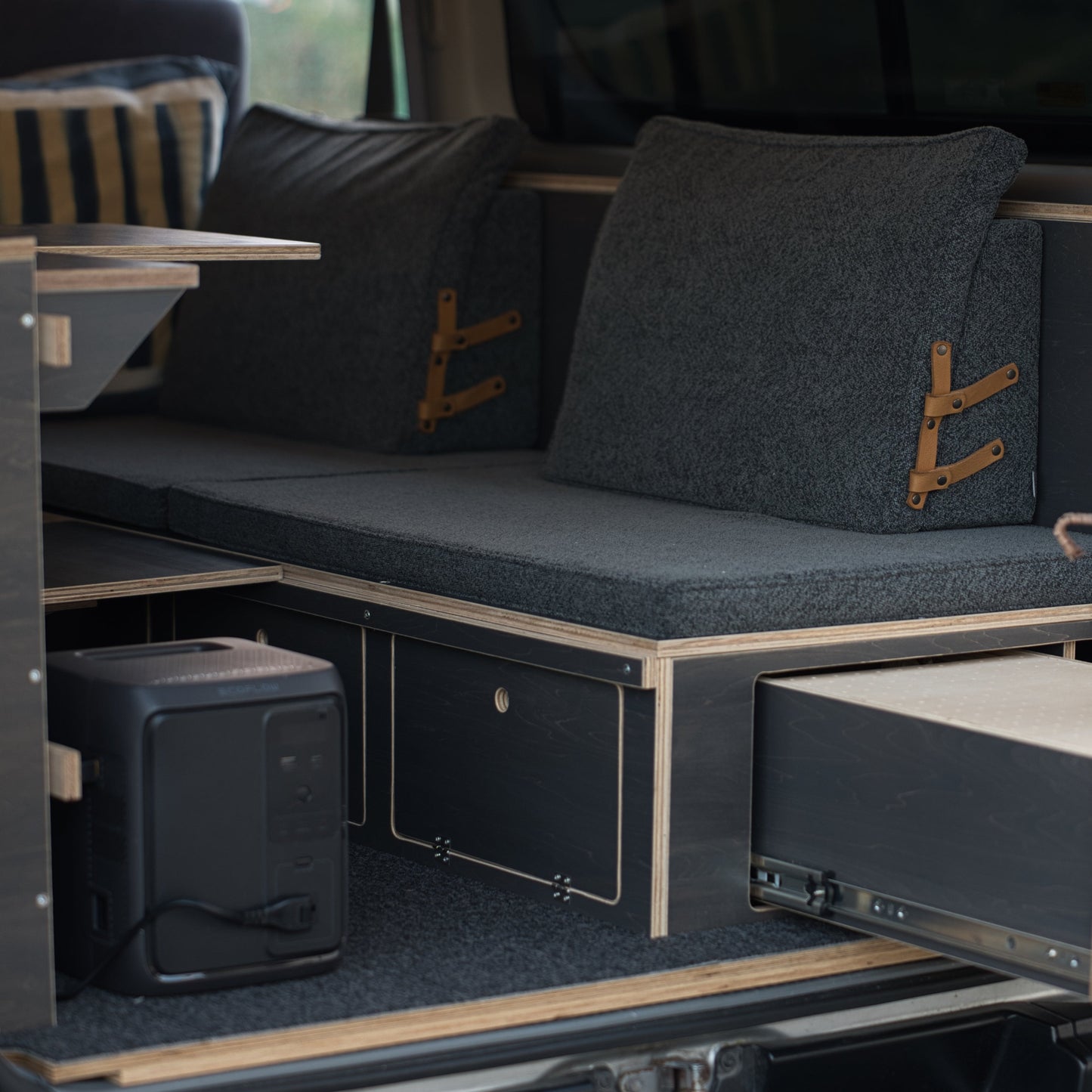 syftet IN｜ハイエース 内装キット 完成品 ブラック｜suwaneru