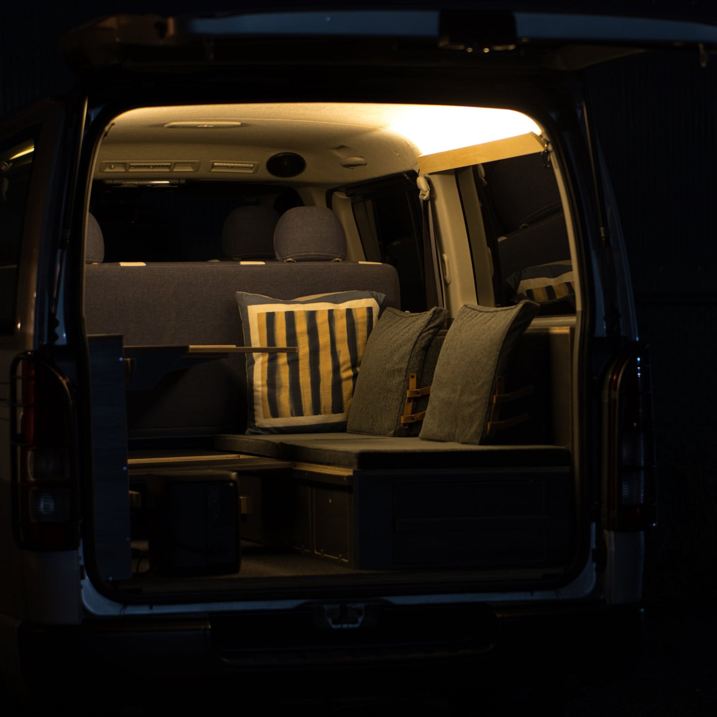 syftet IN｜ハイエース 内装キット 完成品 ブラック｜suwaneru