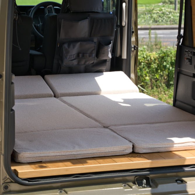 バンライフエブリイ｜ヒノキの床で“暮らせる車中泊”を叶える軽バン内装キット｜suwaneru - SUWANERU